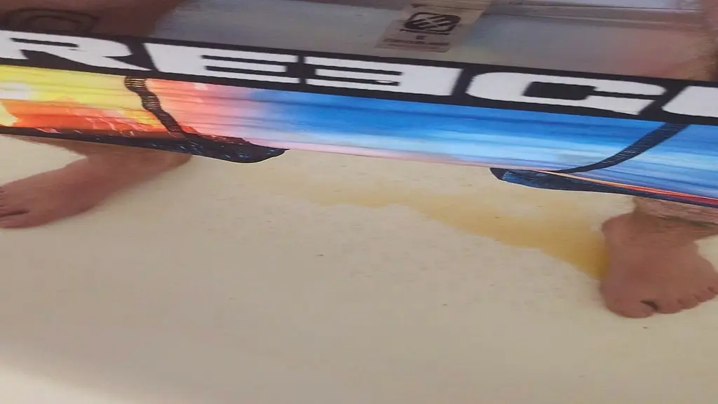 petit pipi du soir dans la baignoire debout le boxer baisse le liquide ...