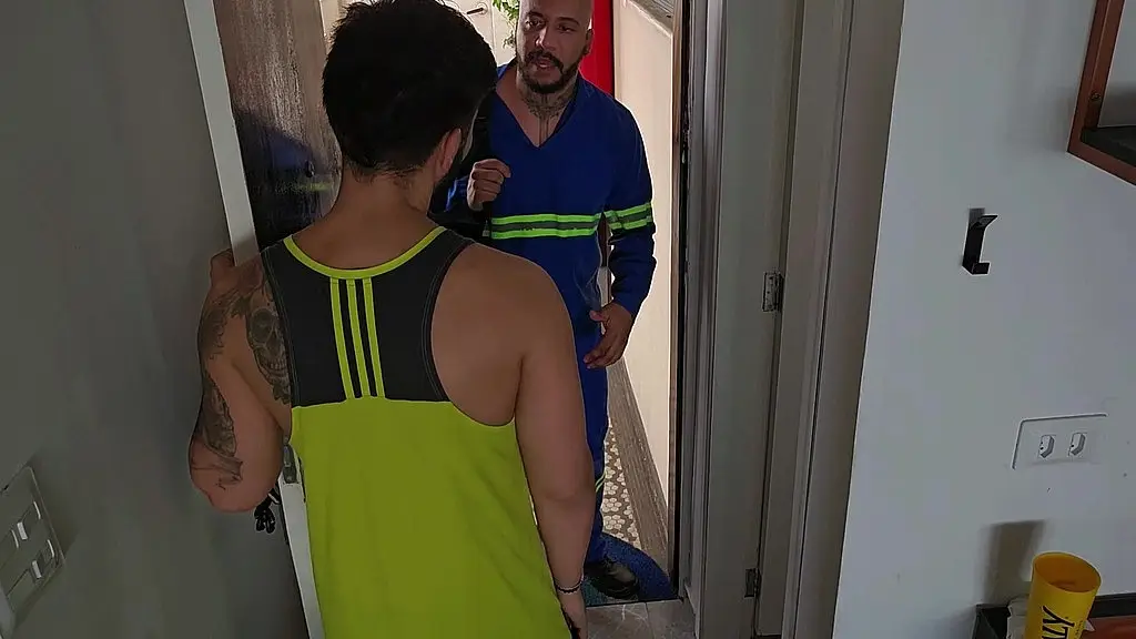 tecnico da internet veio fazer um reparo e cai de boca na rola dele e ainda ganhei leite no cuzinho. - parte i