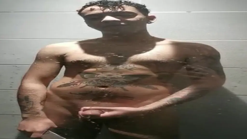 tu me rejoins sous la douche..? hum.. elle est si chaude..