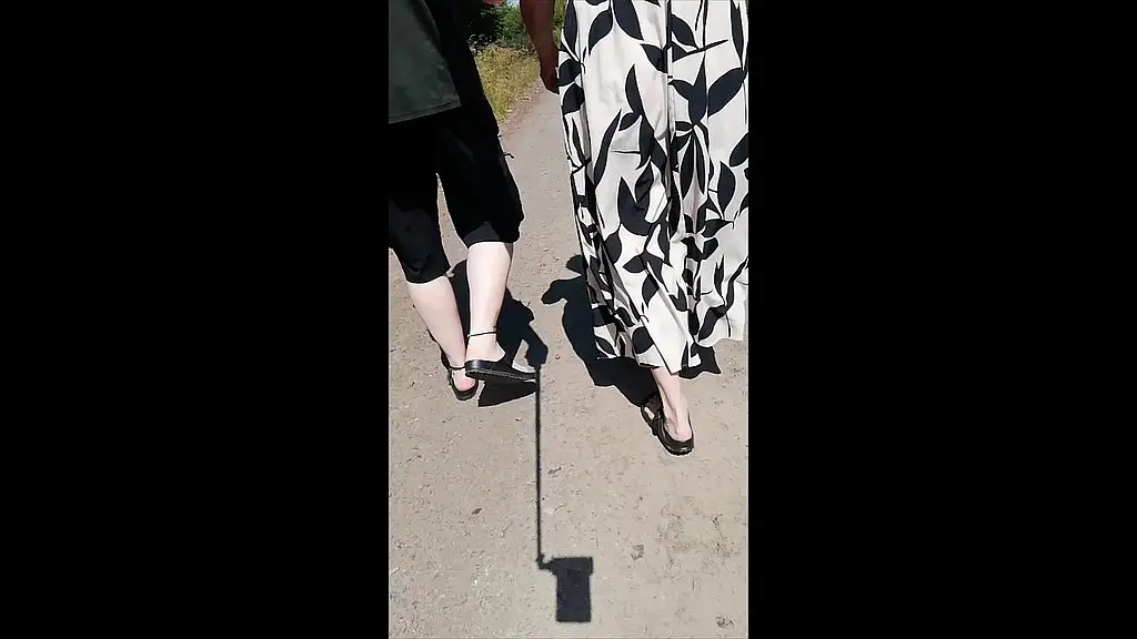 spaziergang mit nylonjunge in birkenstocks