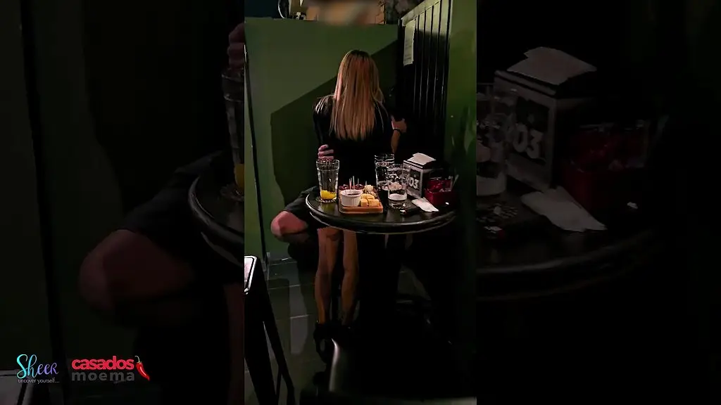 a sra. moema dando uns beijos no seguidor no meio do barzinho equanto o corno foi no banheiro!