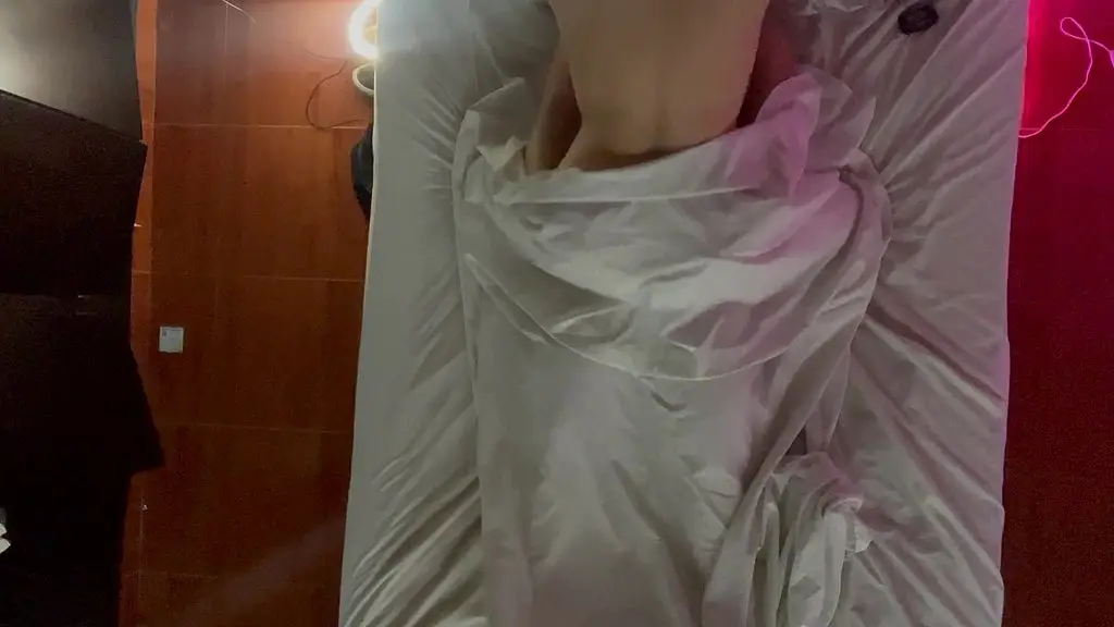 lesbians take refuge under the sheets and end up touching their desire in the dark