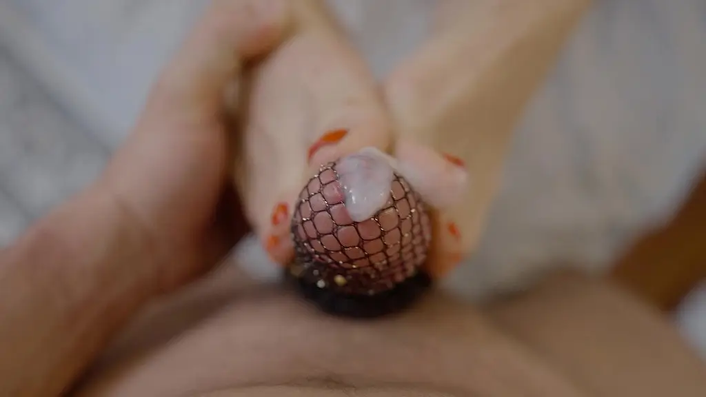 milf - playful feet and fishnet make the perfect footjob