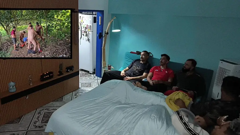 cinema na casa de amigos termina em suruba!