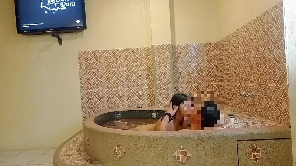 te gustaria ver a tu esposa como disfruta con su amante en el jacuzzi