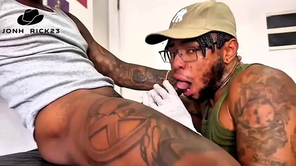 boyceta tatuador aceitou meu pau como pagamento