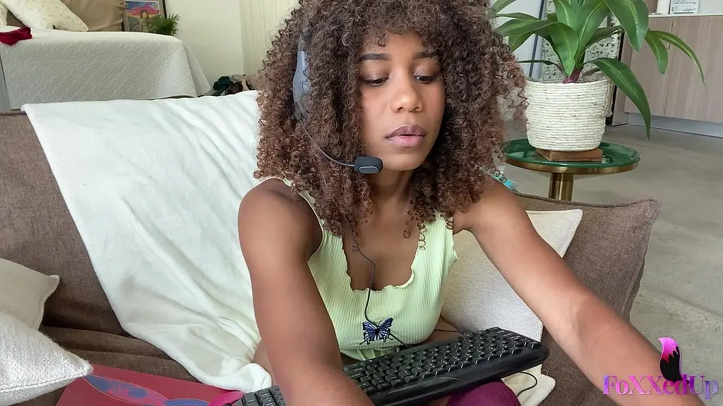 gamer hottie jenna foxx also loves playing with her dildo & pussy!