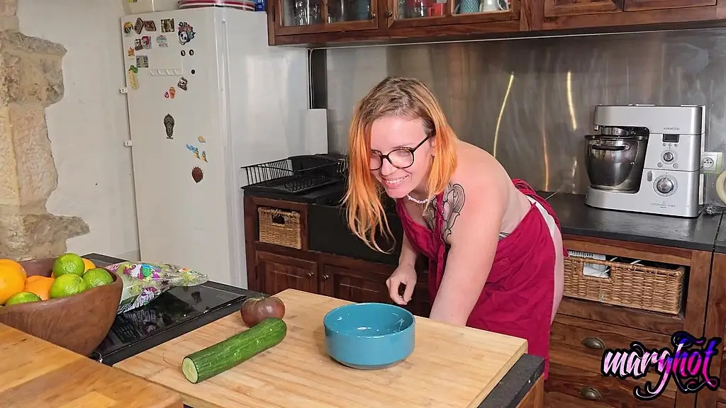 mon mec me defonce le cul dans ma cuisine. j essaye de faire a manger quand ...