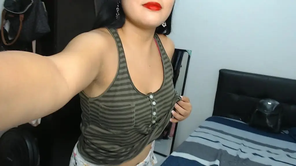 el mejor video de dos hermanastra meando una a la otra y siendo ambas orinadas por el marido terminando tomando una ducha lesbica juntas despues del trio