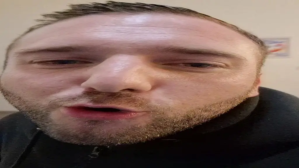 deux belles petites cochonne dans les toilettes avec deux queues