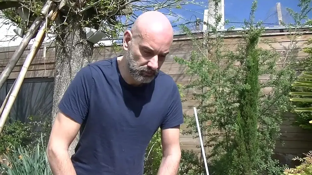 2221 jeune salope baisee par vieux pervers dans un jardinbrandon fait sa pute ...