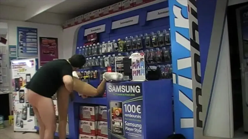 baise par le venderu de telephone dans sa boutiqueincoryable le vendeur de ...