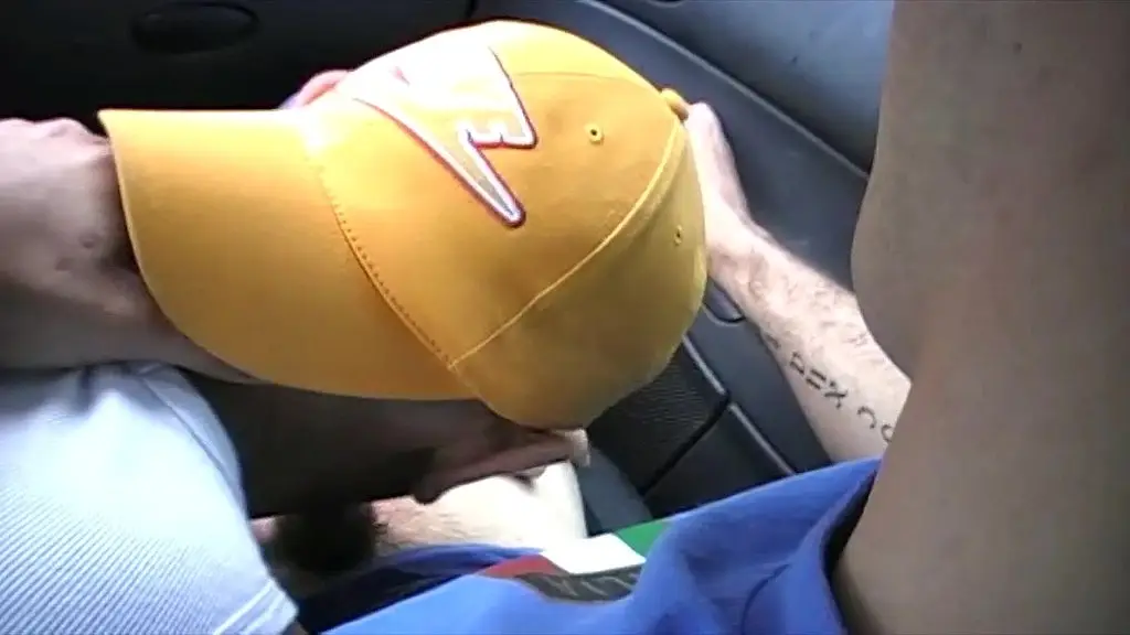 je suce un rebeu hetero dans ma caisse et il me baise ne exterieurje suce un ...