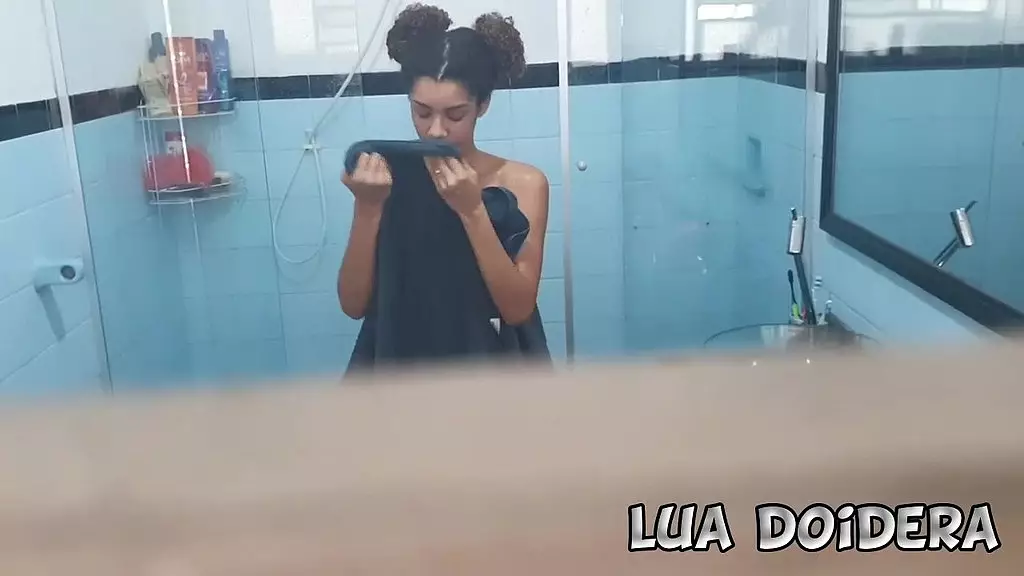 lua doidera em enteada sendo gradada pelo Padrasto no Banho - Jr Doidera