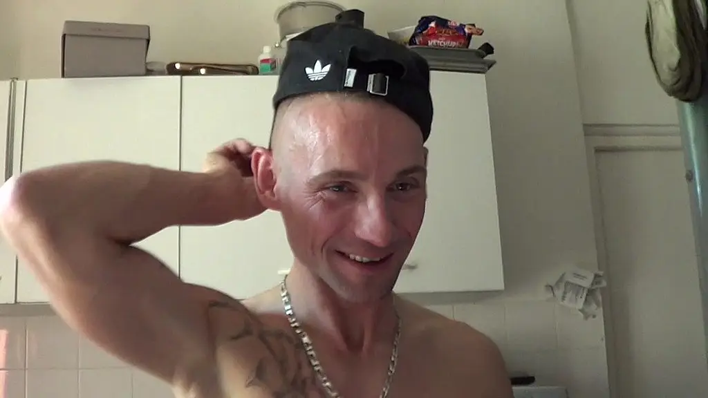 2232 jeune hetero se fait baiser par son pote gayzalbi etait au debut ...