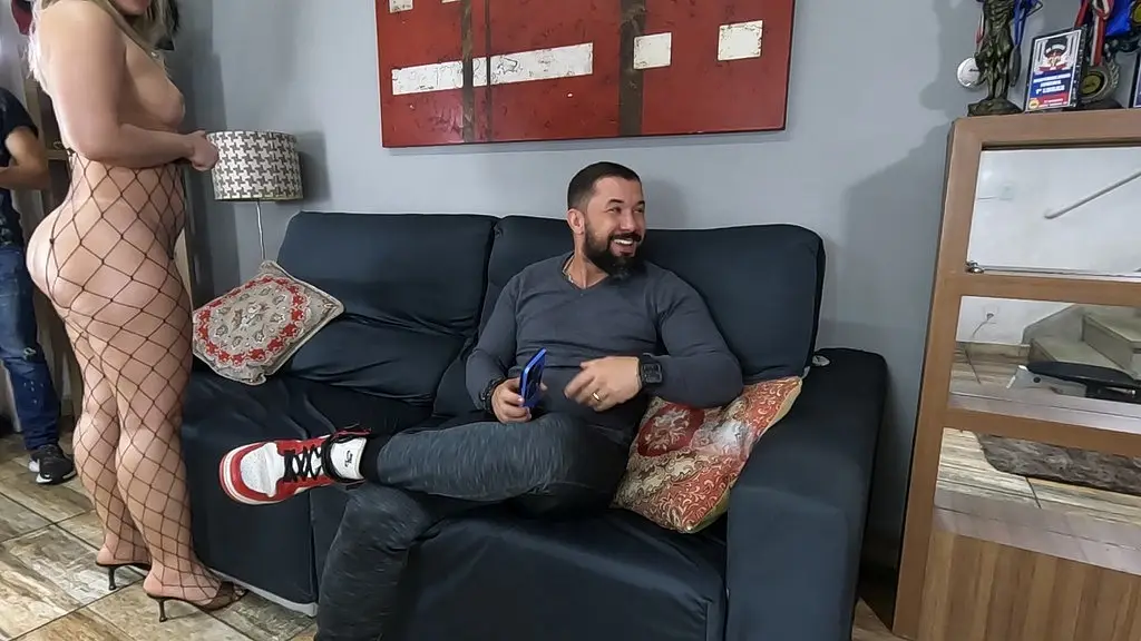 metendo na morena com a loira gemendo do lado querendo pra gozar dentro