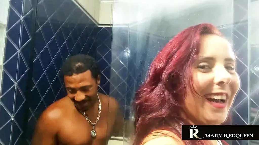 peguei o negao tomando banho e ele gozou na minha buceta