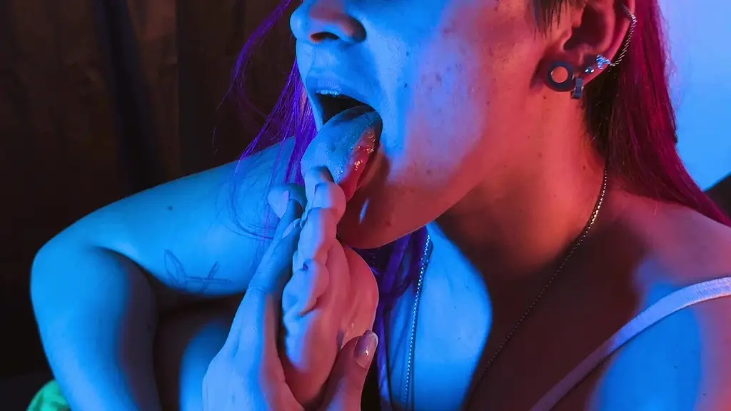 beijando os pes e fudendo gostoso a bucetiha com o consolo