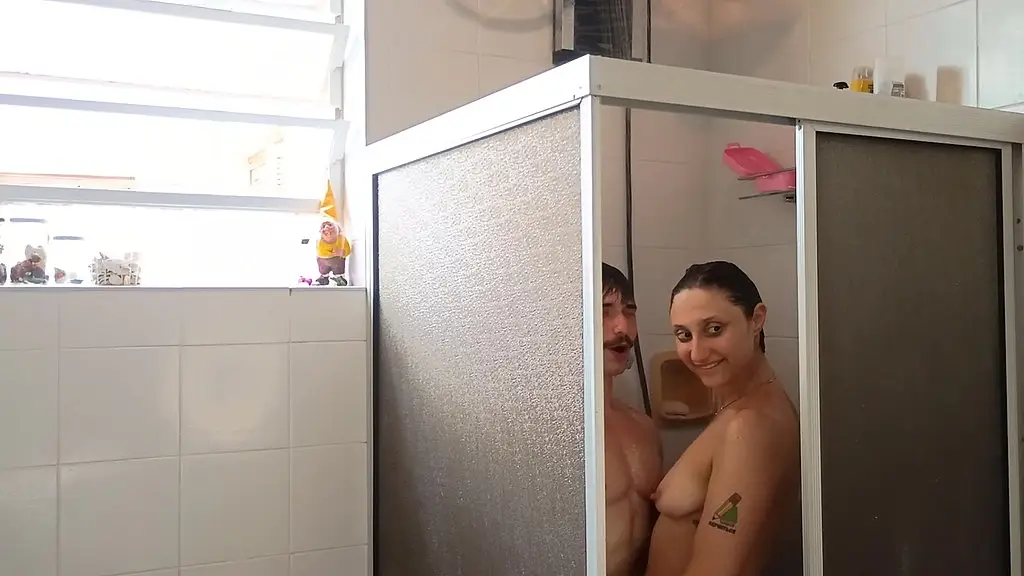 depois do banho ela quis ver o jogo de futebol e quem marcou gol na sua buceta fui eu com minhas bolas