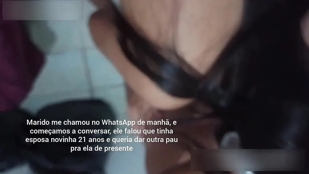 marido deu um presente diferente no dia do aniversario da esposa novinha , o comedor poderoso258 foi comer casada na cama deles