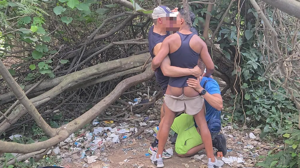 ai meu cu, porra! 4 homens fudendo meu cu no mato