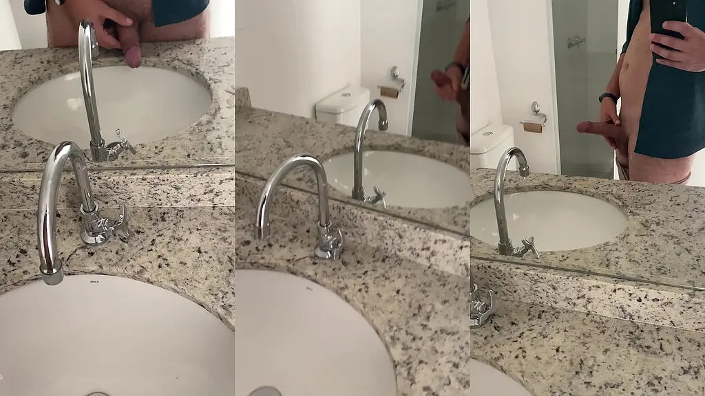 lavando minha piroca na pia do banheiro !!