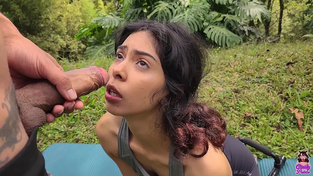 un chico que iba caminando por la finca me ve haciendo yoga y me termina follando