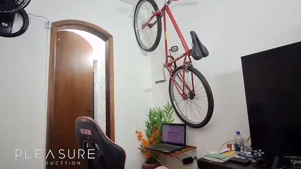 gostoso da pica gigante me comeu no banheiro.