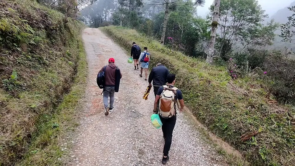 duas hora de viagem, ponte destruida, trilha errada, perrengue no mato e foda com farda.