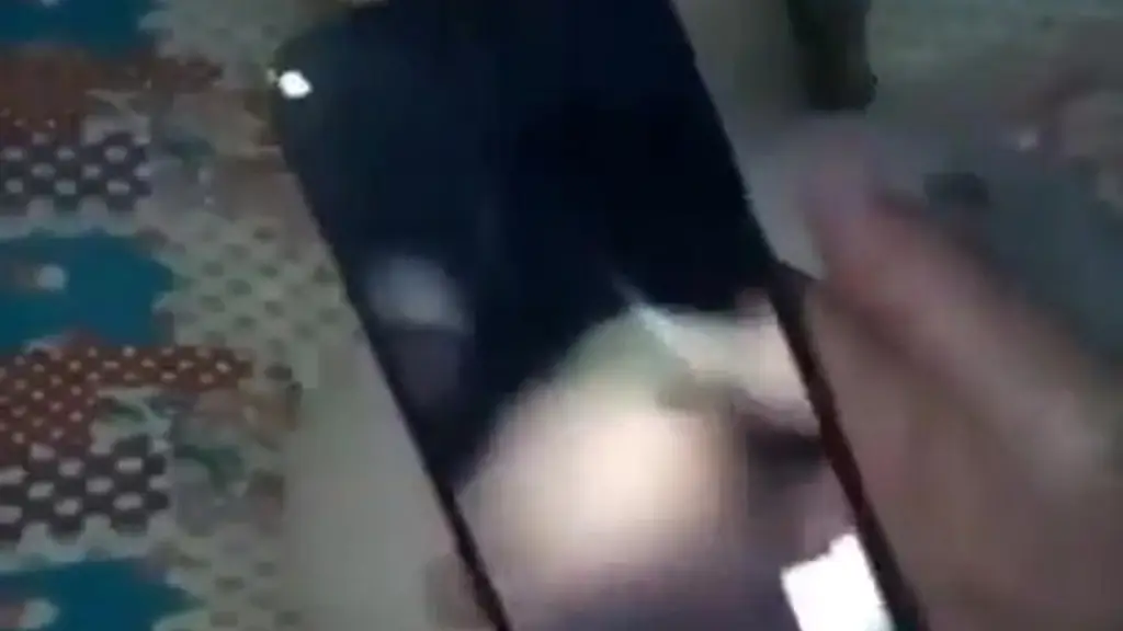 amiga me da el culo mientras hablo con mi novia por telefono