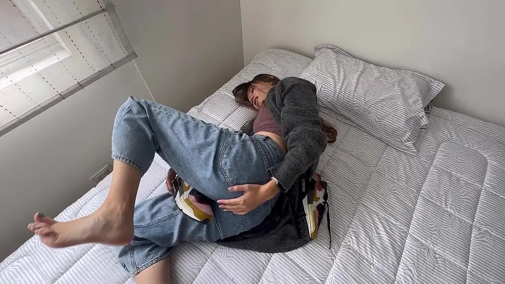 una mujer se tiene orgasmos con sus pies y zapatillas