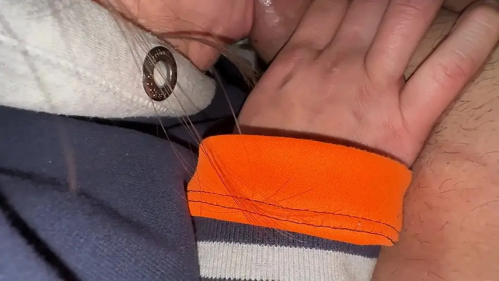 encuentro a mi hermanastra descansando en tanga aprobecho y le metro la verga la putita se trago toda la leche