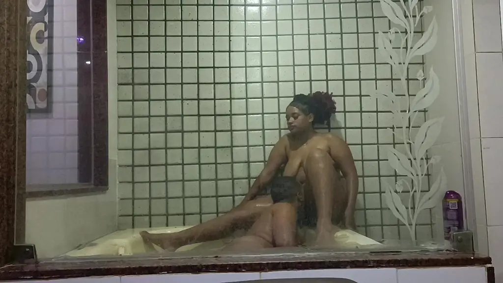 primeira vez da morena na hidromassagem
