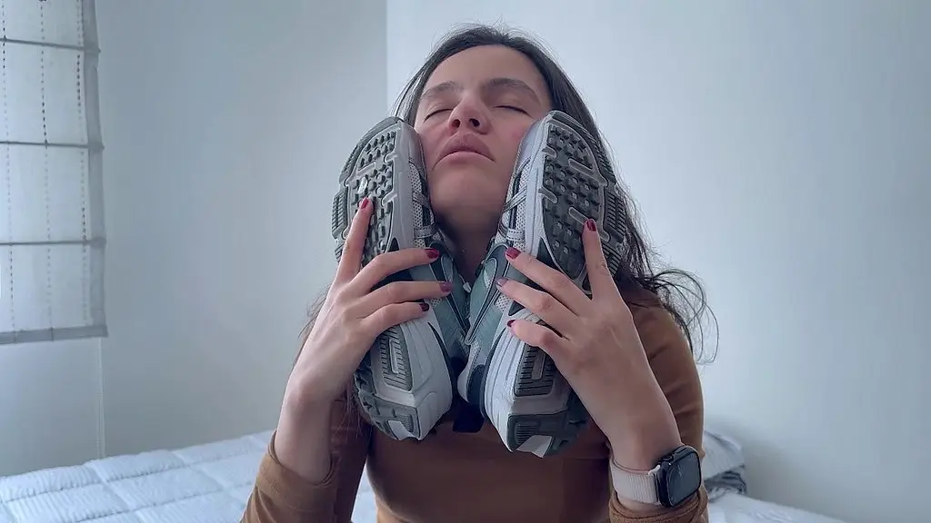 mujer se toca los pies, los huele y los chupa para venirse