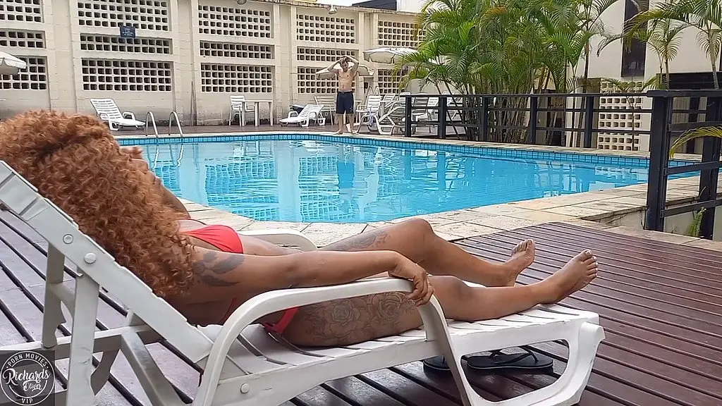 eu conheci uma mina na piscina , e nao perdi tempo, levei ela pra fuder na sacada do 17° andar