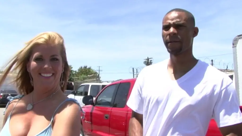 putting cancer, he caresses her pussy and then begins to fuck in the pussy