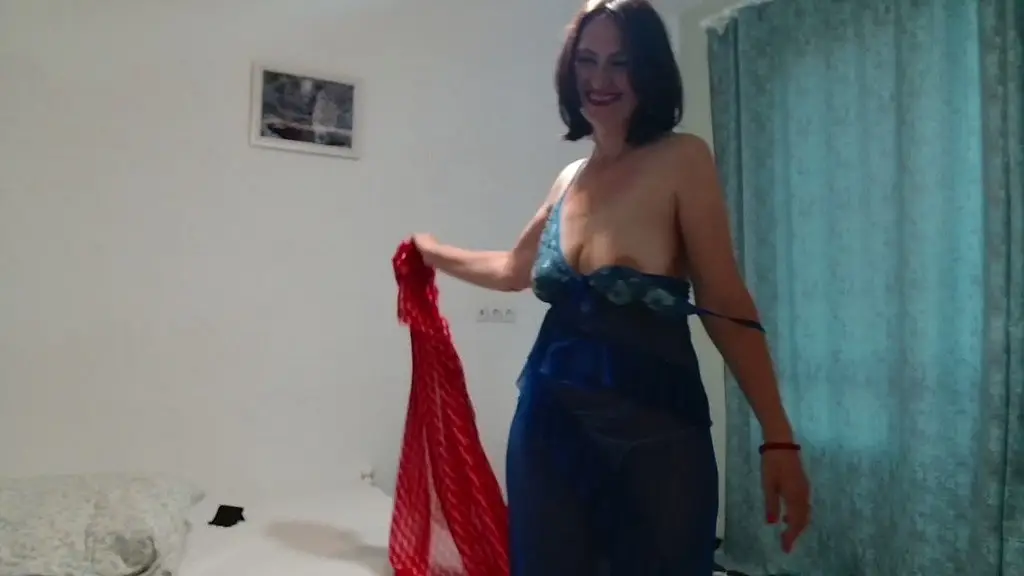 милфа рассказывает истории и трахает свою открытую жопу пальчиком