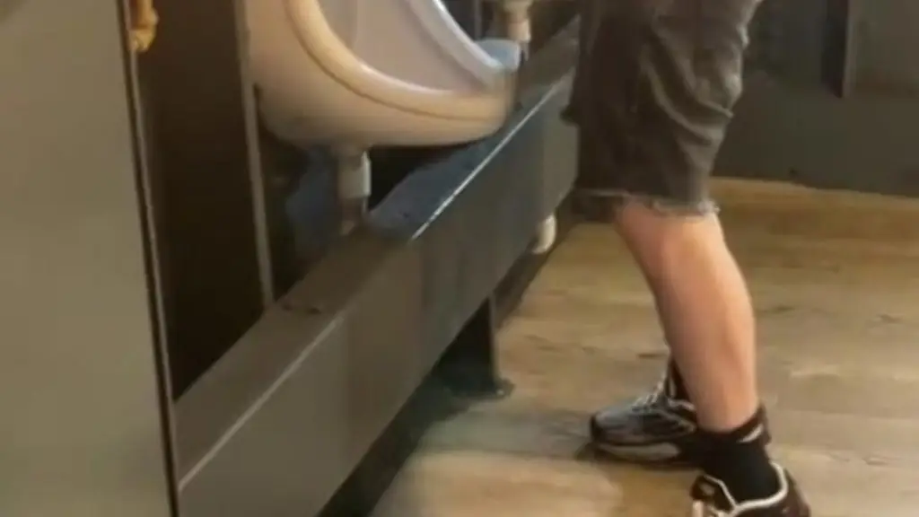 amateur guy caught in public urinal (he can t pee so he prefers to jerk off)