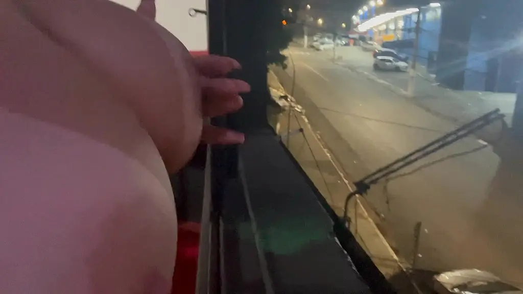 pamela sagaz indo tomar banho para dormir peladinha voce foderia essa safada com forca ?