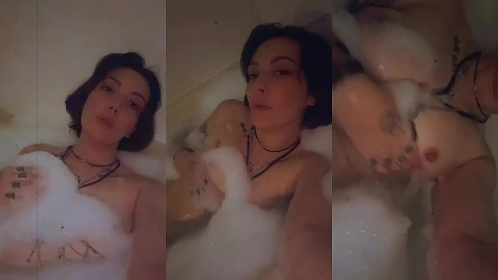 toute nue dans mon bain je malaxe ma douce et belle poitrine