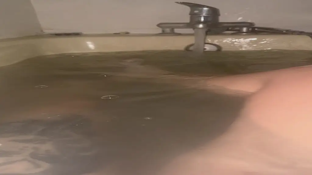 mes pieds et jambes delicates dans le bain