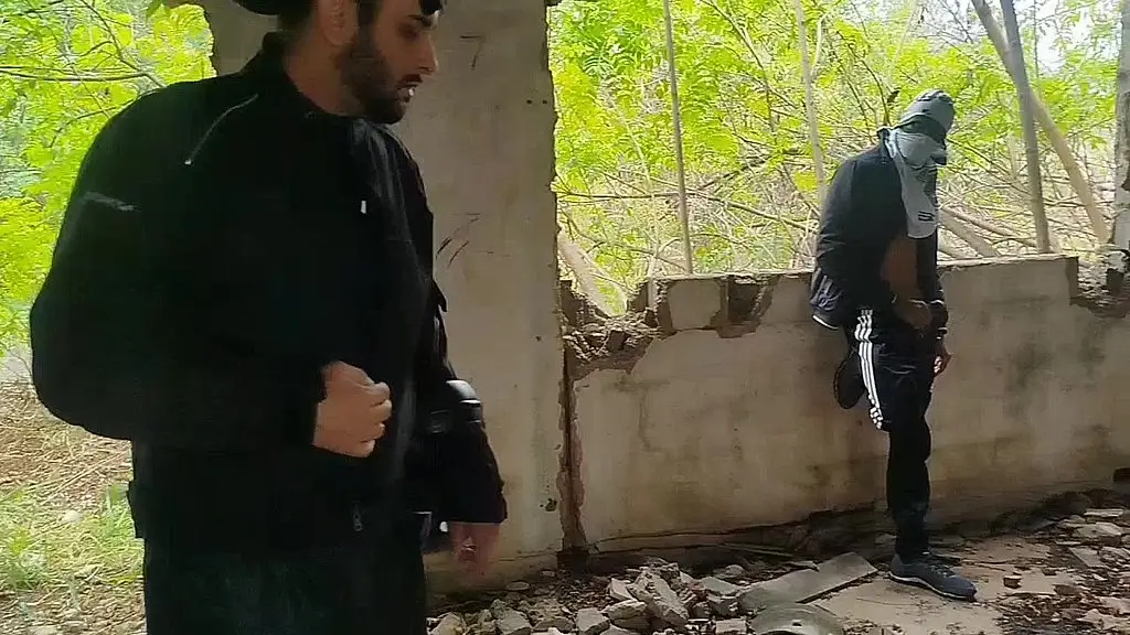 motoboy entrou por engano no lugar errado e foi massacrado na pica de dois negoes impiedosos