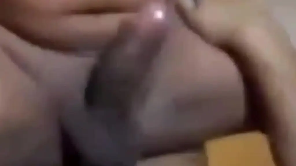 pauzudo gozou sentando no pau da travesti