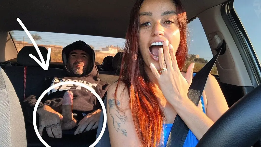 safada motorista de app pega passageiro pervertido se masturbando por tras e o ajuda a se masturbar e fode com ele no banco de tras!