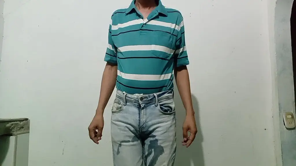 pantalones orinados con panal de tela despues de una noche lluviosa con delicioso orgasmo