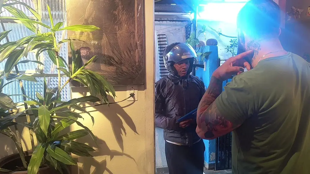 motoboy veio trazer um documento pra eu assinar e meteu pica sem do! - parte 01