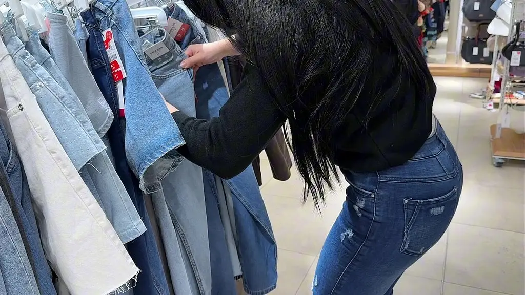 mi hermanastra me excito mientras se media ropa en el probador de la tienda