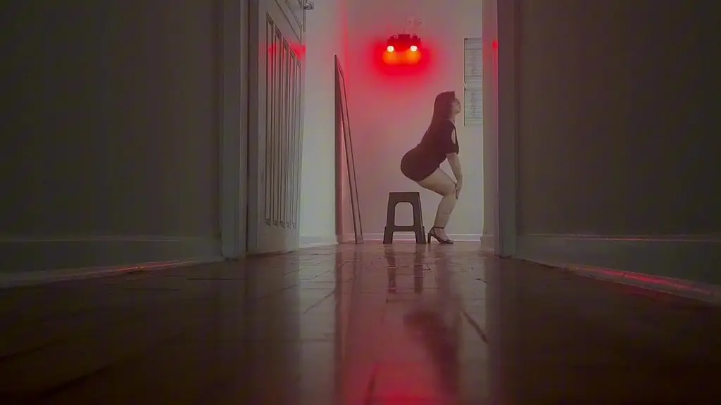 narrando sua historia favorita enquanto a putinha fuma um cigarro