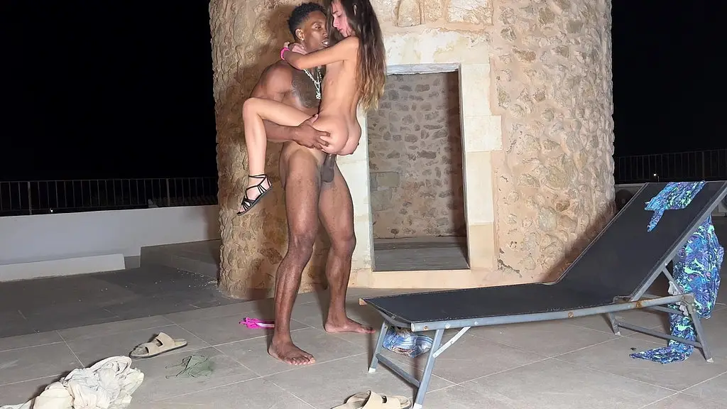 italiana pequena muy cachonda se folla una bbc en la torre di foxi de italia