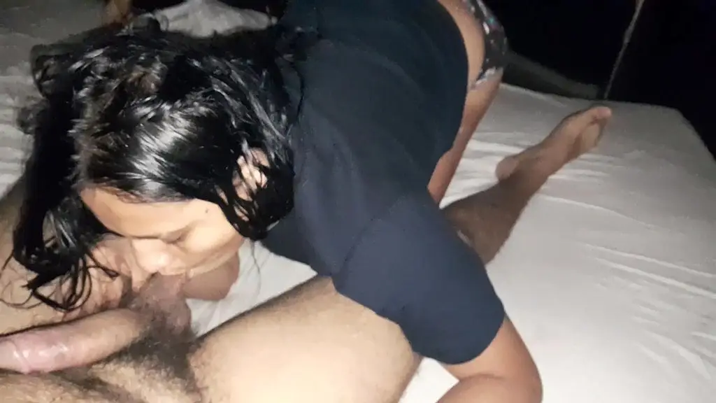 despues de ver pelicula porno mi cunada se calienta y termina abriendo las piernas para follar conmigo